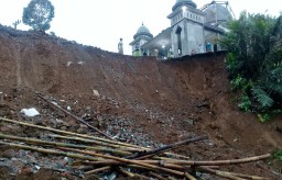 Longsor, Masjid di Desa Tamanayu Hanya Berjarak 1 Meter dari Jurang