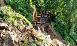 Kerahkan 4 Alat Berat, Ini Kendala Pembersihan Longsor KM 57 Piket Nol