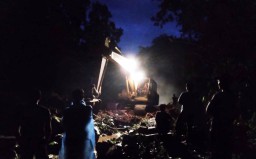 Pembersihan Meterial Longsor KM 57 Piket Nol Terus Berlanjut Malam Hari