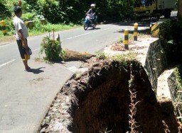 Longsor, Kondisi Jalan di Piket Nol KM 56 Menggantung