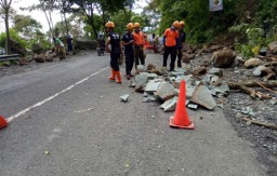 Hujan Deras, Jalur Piket Nol Kembali Longsor di Atas Gladak Perak