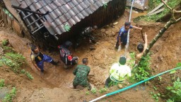 Hujan Lebat, Tanah Longsor Timpa Sejumlah Rumah di Pronojiwo