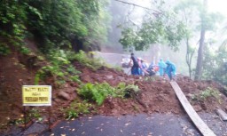 Longsor Timbun Jalan Menuju Desa Ranu Pani Senduro