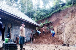 Berada Pinggir Tebing, Rumah Warga di Desa Tamanayu Diterjang Longsor