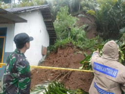 Ini Kronologi Satu Keluarga Meninggal Tertimbun Longsor di Pronojiwo