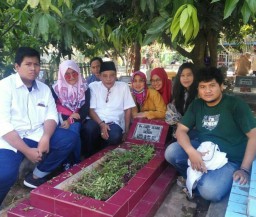 Tradisi Lebaran, Warga Tukum Ziarah Kubur Keluarga