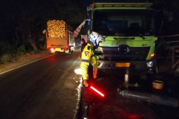 As Roda Truk Patah Lalulintas Lumajang-Probolinggo Macet