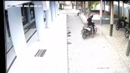 Maling Motor di Masjid Condro Pasirian Terekam CCTV