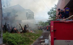 Gudang Meubel Jalan Brigjen Katamso Lumajang Hangus Terbakar