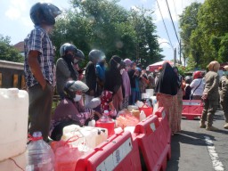 Minyak Goreng Kemasan Mahal, Warga Lumajang  Rela Antre Minyak Curah