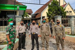 Kasat Lantas Polres Lumajang AKP Bayu Pantau Misa Natal di Gereja