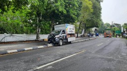 Mobil Box Tabrak Tiang Lampu Jalan di Soekarno-Hatta Lumajang