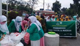 MWC NU Kedungjajang Lumajang Bagikan 1.000 Takjil dan Masker