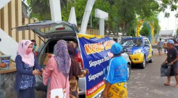 NasDem Lumajang Bagikan Makan Siang Gratis di Terminal Minak Koncar