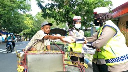 Jum'at Berkah, Polwan Satlantas Polres Lumajang Bagikan Nasi Bungkus