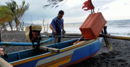 Nelayan TPI Tempursari Lumajang Tak Lagi Melaut Akibat Ombak Besar