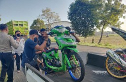 Ngabuburit, Satlantas Polres Lumajang Amankan 13 Sepeda Motor Protolan