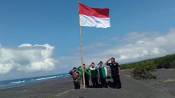 Warga NU Selok Anyar Kibarkan Bendera di Pantai Cemoro Sewu Lumajang