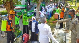 Ratusan Santri Nurul Jadid Disemprot Disinfektan di KWT Lumajang