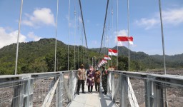 Oktafiyani DPRD Lumajang Ajak Warga Rawat Jembatan Layang Kaliregoyo