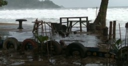 Sejumlah Warung Rusak Diterjang Ombak Besar di Pantai Selatan Lumajang