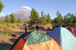 Awan Caping Semeru Terlihat dari Lokasi Camping Ground Oro Oro Ombo