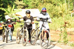 DPRD dan Pagiswan Lumajang Gowes Sambil Bagikan Masker