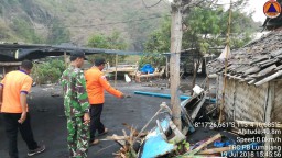 Perahu dan Warung Ikan Bakar di Pantai Dampar Rusak Diterjang Ombak