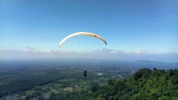 Keren...! Paralayang Kembali Terbang dari Puncak Gunung Wayang Lumajang