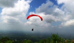 Mantab.! Uji Terbang Paralayang Sukses Take Off dari Puncak Gunung Wayang Lumajang