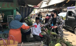 Hari Putri Lestari Bagikan Masker di Pasar Buah Ranuyoso Lumajang