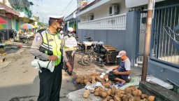 Satlantas Polres Lumajang Minta Warga Pasar Karangbendo Patuhi Prokes