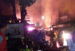 Kios Bagian Depan Pasar Pronojiwo Ludes Terbakar