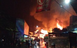 Malam Ini Pasar Pronojiwo Terbakar Hebat