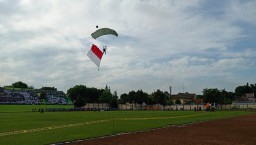 Atraksi Paskhas TNI AU Pukau Ribuan Mata di Stadion Semeru Lumajang