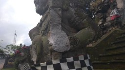 Tangan Jahil Rusak Patung di Pura Mandara Giri Semeru Agung