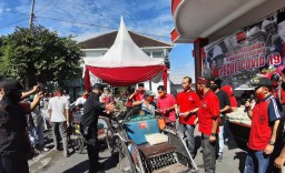 PDI Perjuangan Lumajang Bantu Abang Becak dan Sopir Angkot