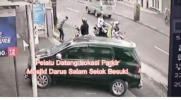 Aksi Pecah Kaca Mobil Satroni Masjid Darus Salam Sukodono Lumajang