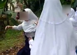 Viral, Video 2 Pelajar Putri Berkelahi di Pinggir Ranu Klakah Lumajang