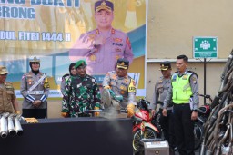 Jelang Lebaran Polres Lumajang Musnahkan Ribuan Botol Miras Serta Knalpot Brong