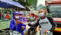 Pemuda Muhammadiyah Rowokangkung Lumajang Bagikan Masker dan Takjil