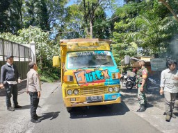 Petugas Gabungan Lumajang Lakukan Penyekatan di Pintu Masuk TNBTS