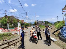 Satlantas Polres Lumajang Edukasi Keselamatan di Perlintasan Kereta Api