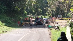 Retakan Jalan di Piket Nol Lumajang Ditambal dan Dipadatkan