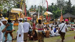 Ribuan Umat Hindu Hadiri Piodalan Pura Mandara Giri Semeru Agung