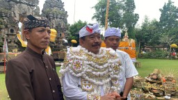 Umat Hindu Hadiri Piodalan Pura Mandara Giri  Semeru Agung Lumajang