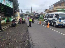 Tidak Hanya Menilang, Tugas Mulia Polisi Setiap Pagi Sebrangkan Anak Sekolah