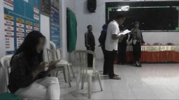 Kikuk Kikuk dengan Istri Orang, Oknum Polisi di Lumajang Digerebek Warga