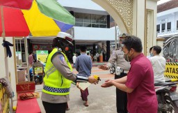 Satlantas Terjunkan Polwan Lumajang Amankan Sholat Jum'at