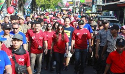 Anang Hermansyah dan Asyanty Jalan Bareng Perawat se-Lumajang